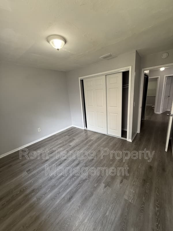 Tampa House: 8304 North Mulberry Street