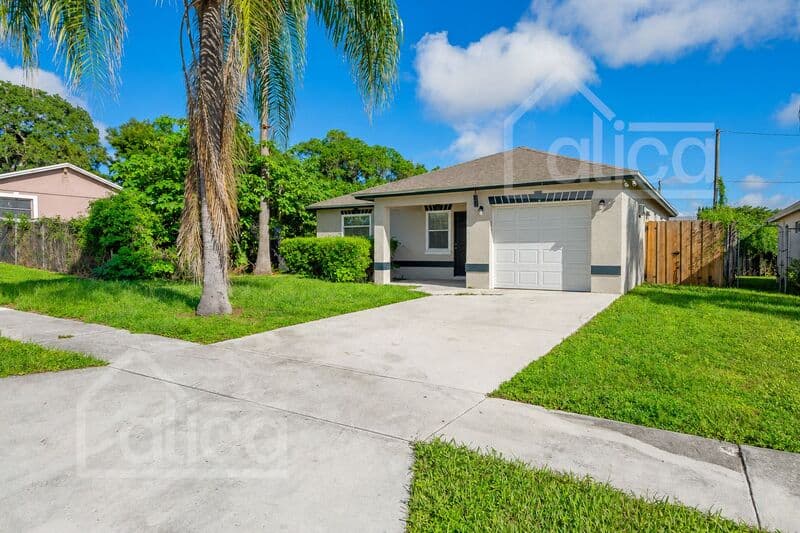 Riviera Beach House: 742 W 6th St