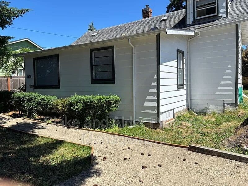 Gladstone House: 1425 Beverly Dr