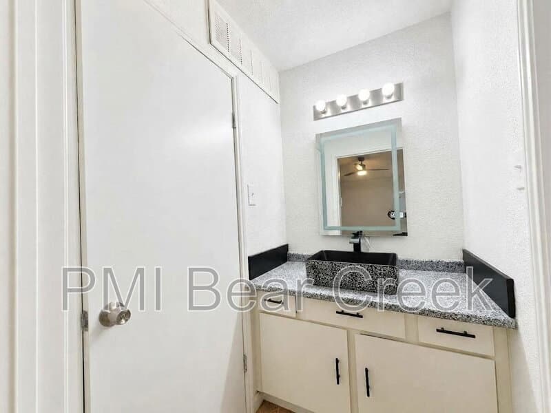 Houston Condo: 9550 Deering Drive