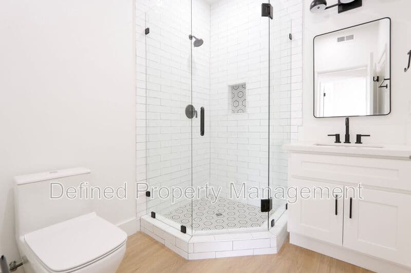Los Angeles Condo: 1325 N Poinsettia