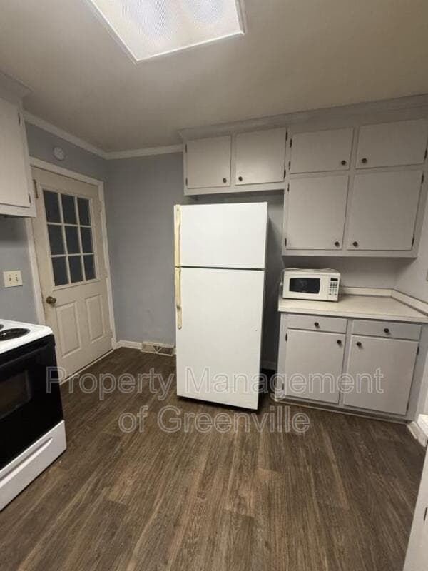Simpsonville House: 1210 NE Main St
