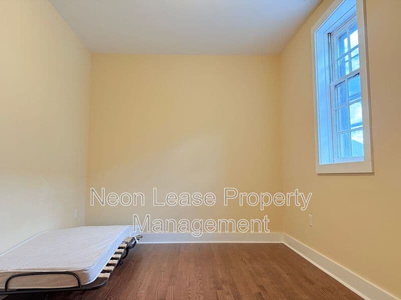 Milford House: 109 NW Front St