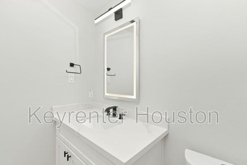 Houston House: 1993 Bauer Drive