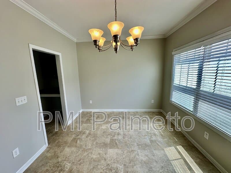 Elgin House: 423 Easy Goer Ct