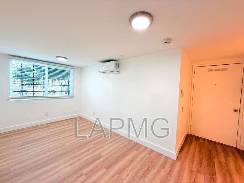Los Angeles House: 1715 Westmoreland Blvd