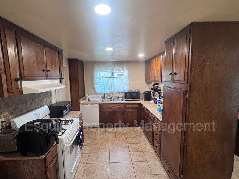 VENTURA House: 7233 BRISTOL RD