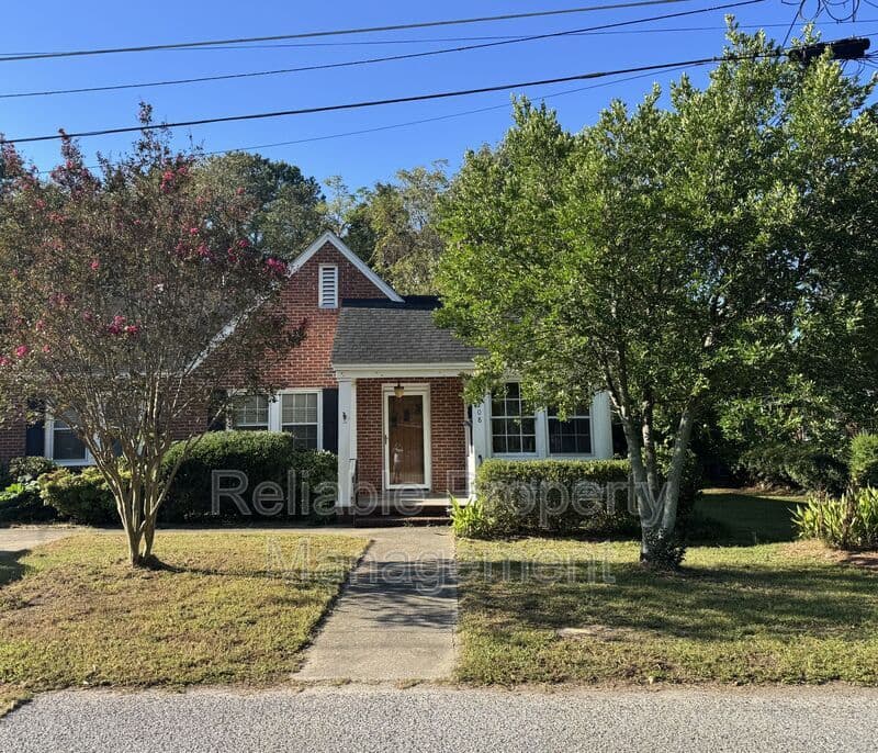 Smithfield House: 208 E Holt St
