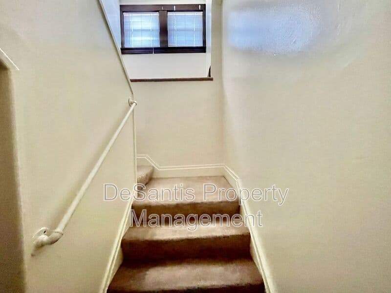 Pittsburgh House: 6 Emerson 3rd floor