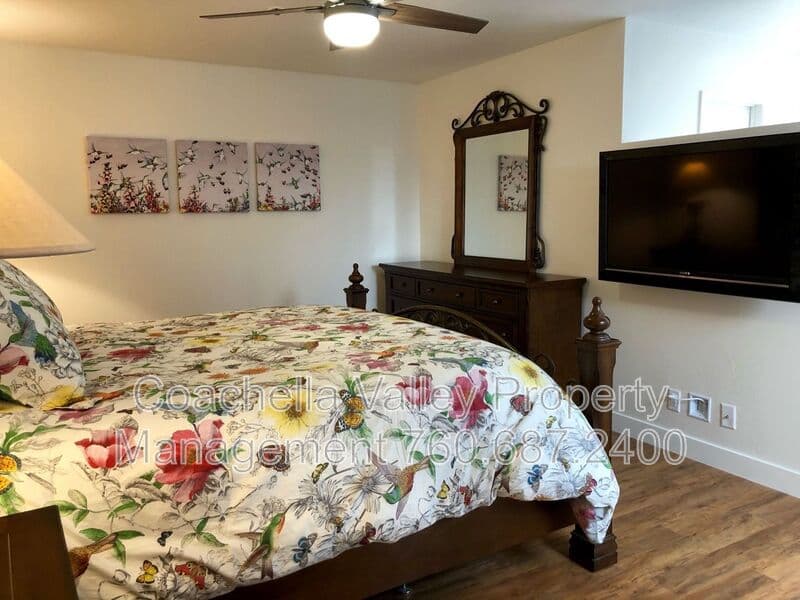 Palm Springs House: 999 Village Square South