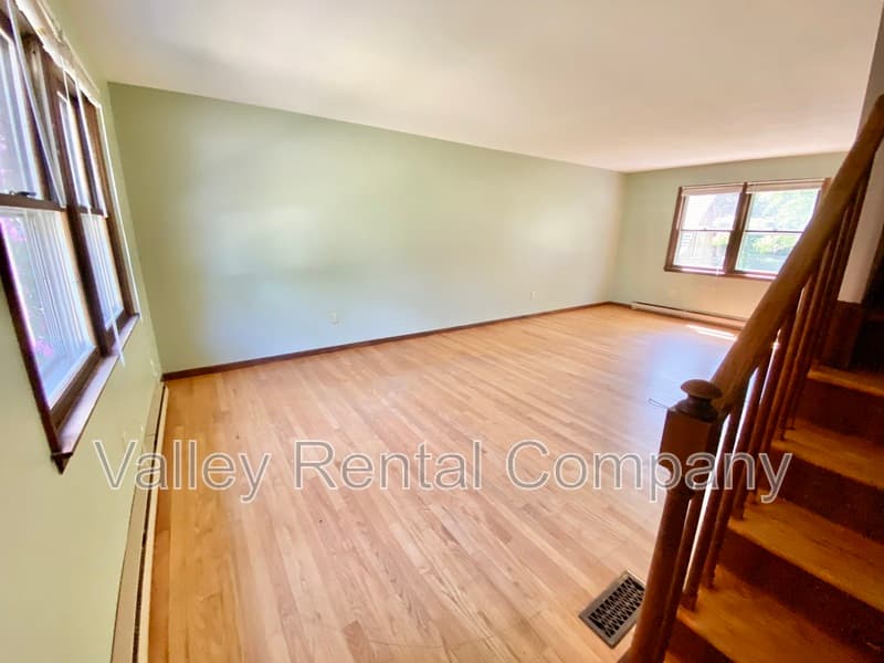 Hadley House: 73 Rocky Hill Rd