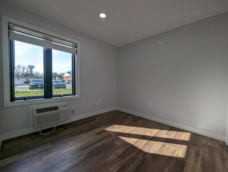 Pella Condo: 413 Jefferson Street - 14
