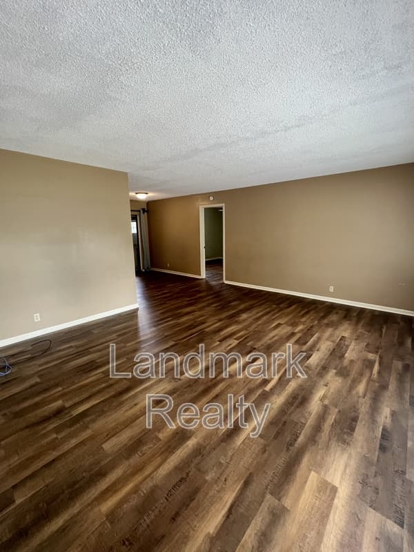 Warner Robins House: 116 Lake Front Drive
