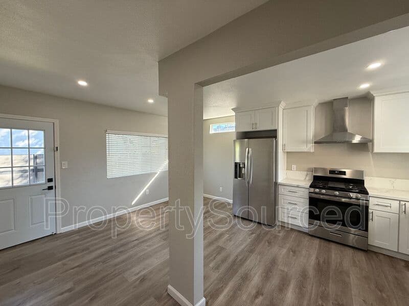 Manteca House: 807 W Yosemite