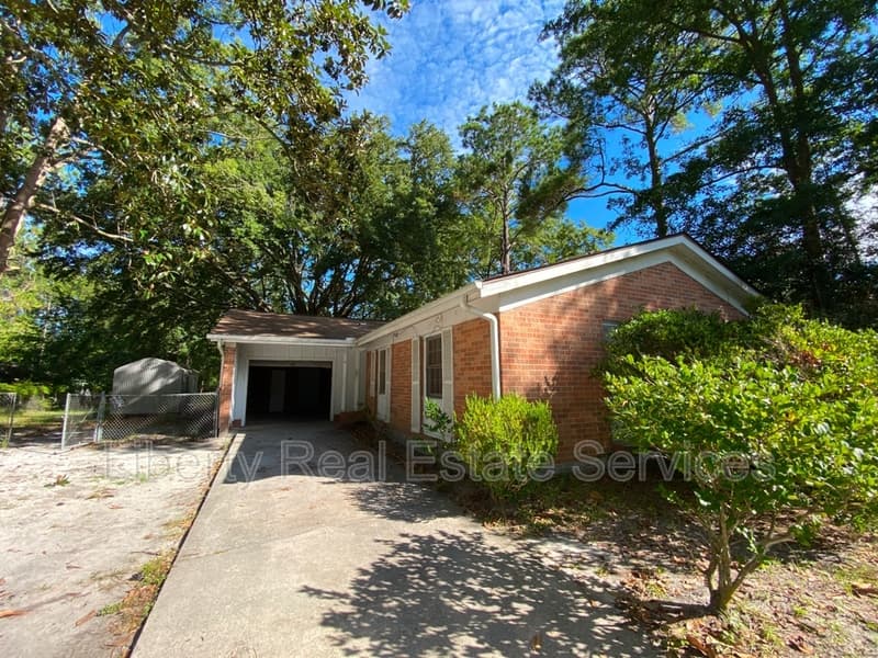 Hinesville House: 4 Oak St