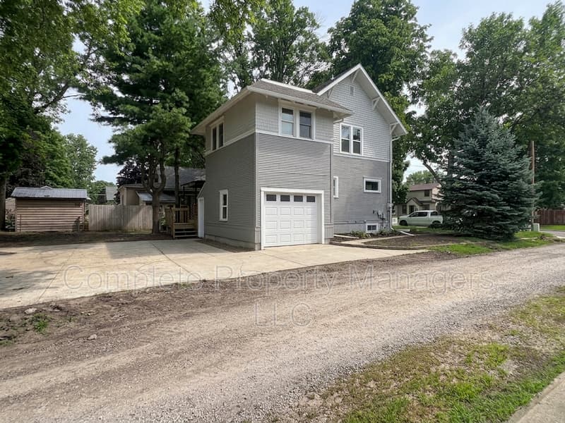 Albert Lea House: 711 Clausen Avenue