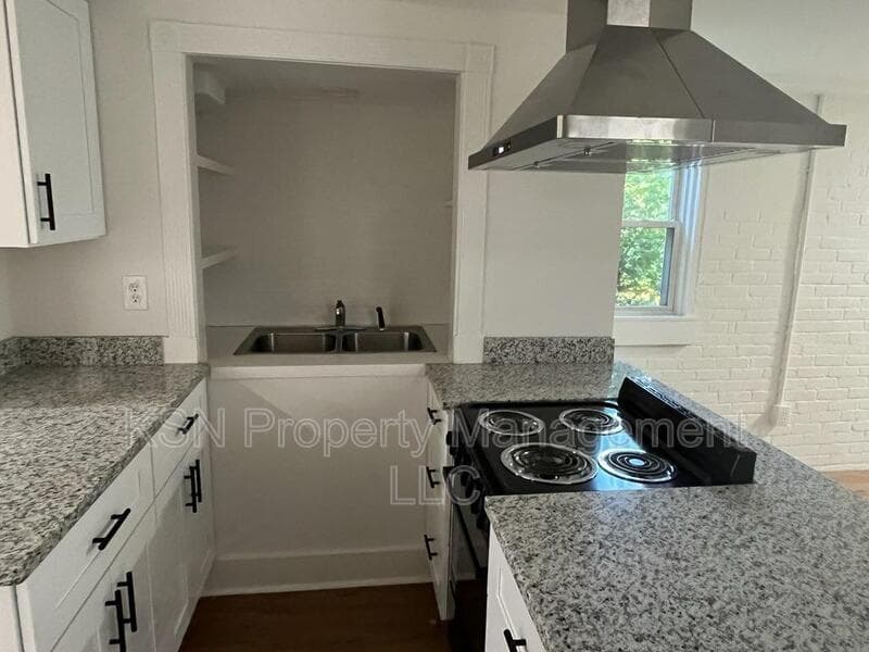Savannah House: 1011 E 39th St