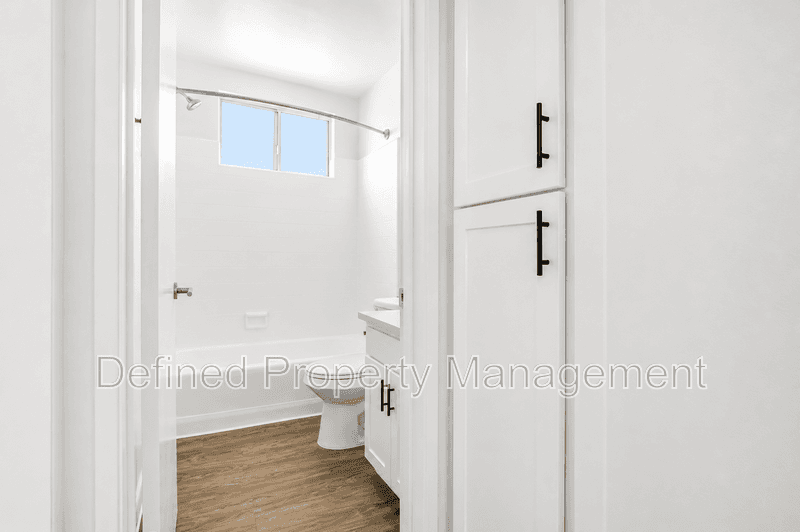 Tarzana House: 5919 Reseda Blvd 48