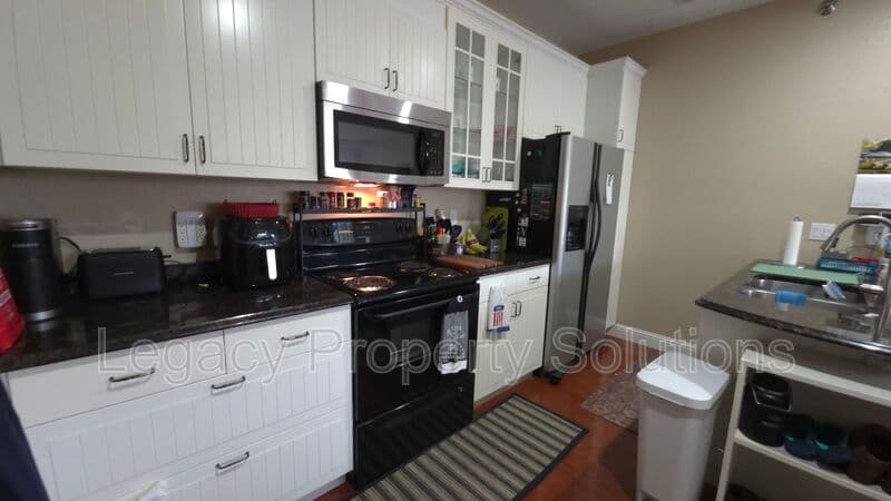 Bismarck House: 1200 W Owens Ave
