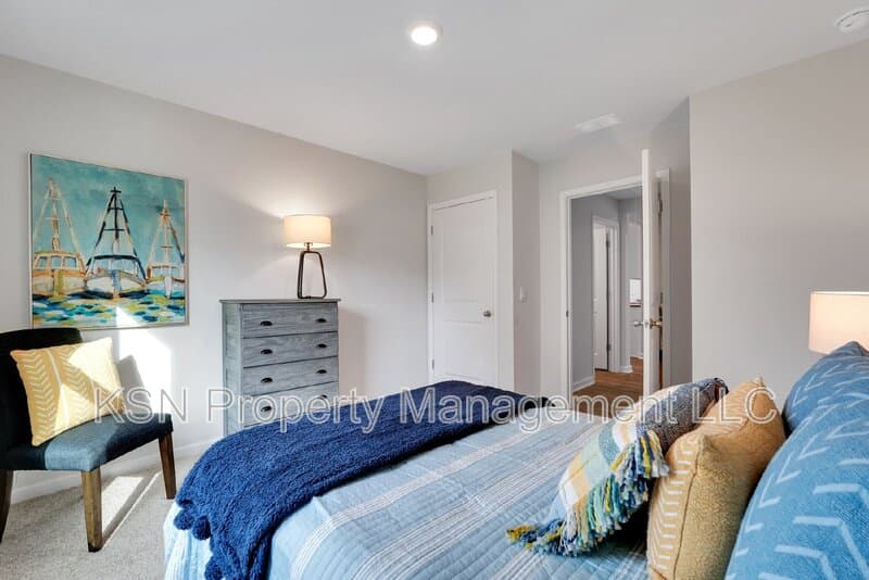 Bloomingdale House: 224 Skylark Rd