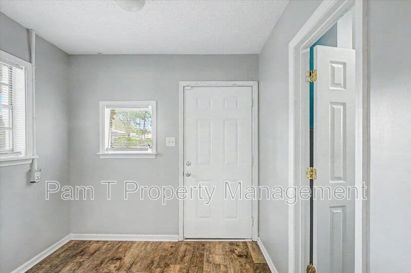 Savannah House: 212 W 58th St