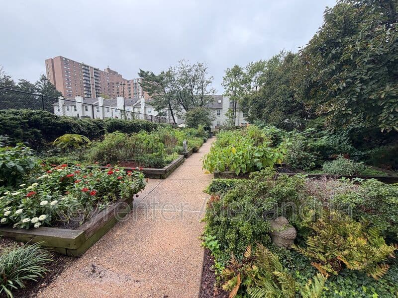Alexandria House: 5300 Holmes Run Parkway