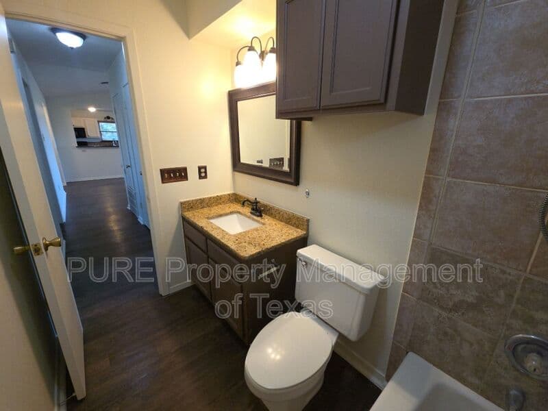 Elgin House: 304 McClendon Dr