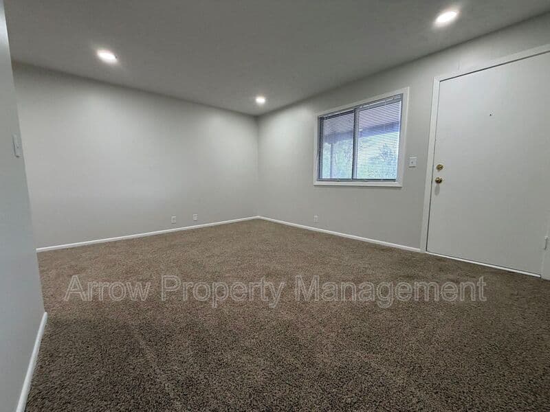 Lincoln Condo: 2338 Lynn Street-10