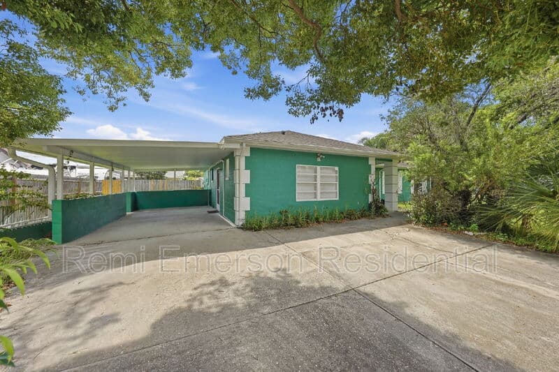 Kissimmee House: 515 Floral Drive