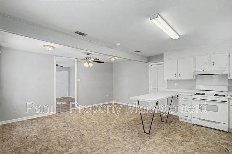 Savannah House: 2619-A Livingston Ave.