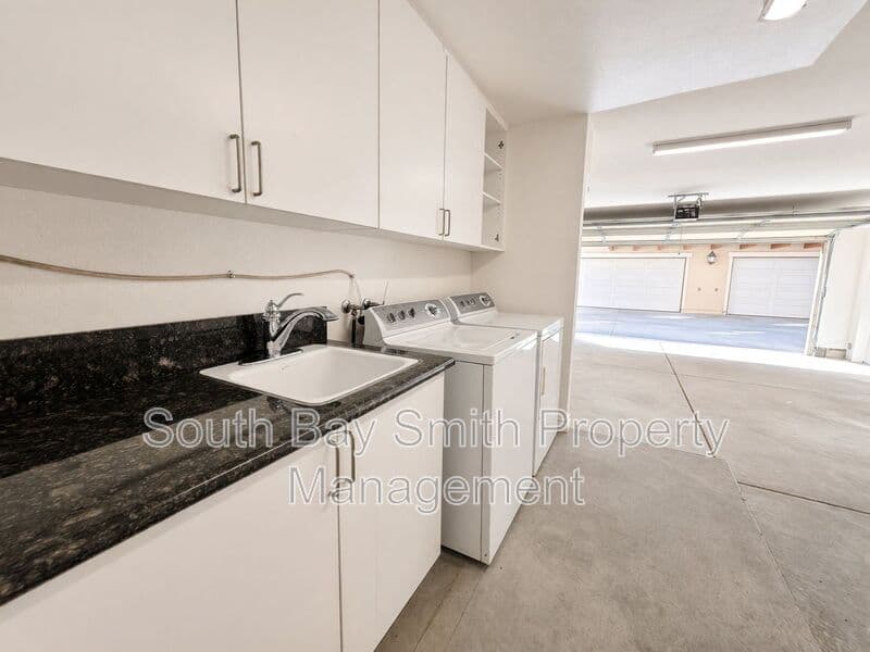 Redondo Beach Townhome: 84 Palos Verdes Blvd