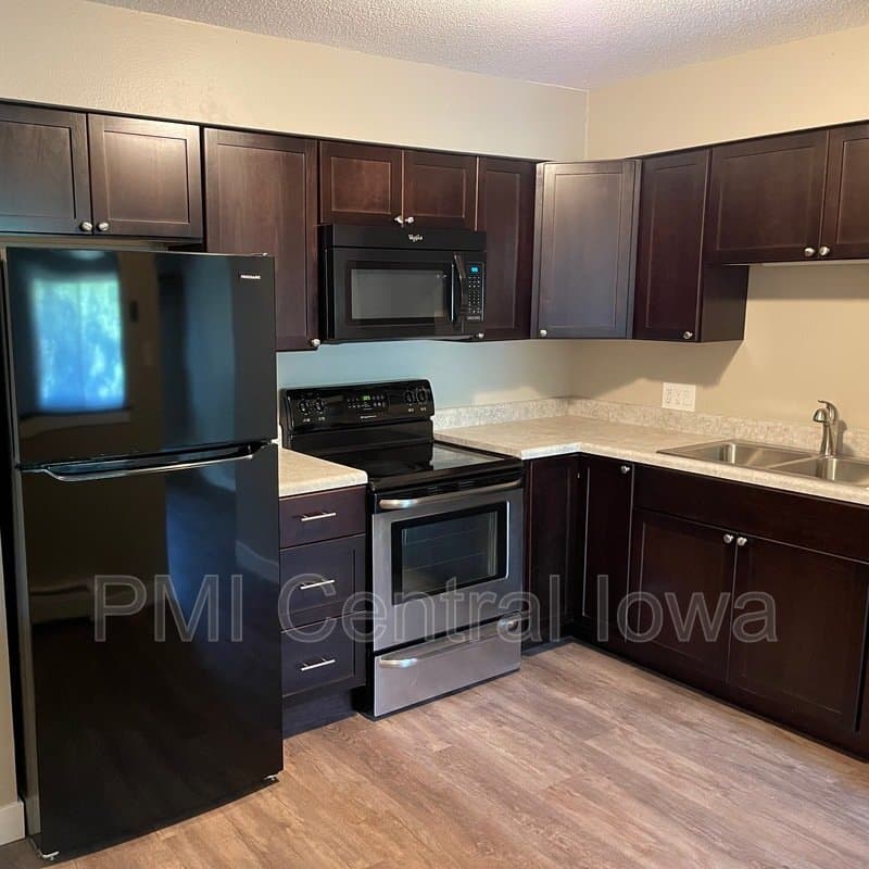 Waukee Condo: 450 Laurel St