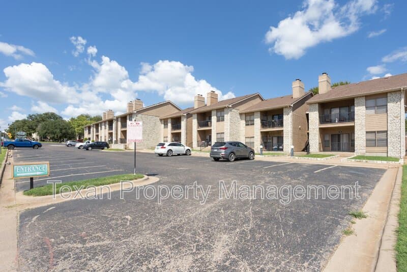 Granbury Condo: 400 E Pearl Street