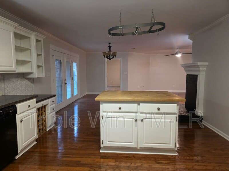 Little Rock House: 12512 Woodbury Dr