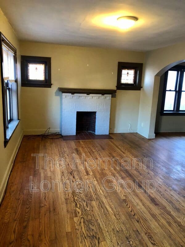 Saint Louis Condo: 924 Bates Street