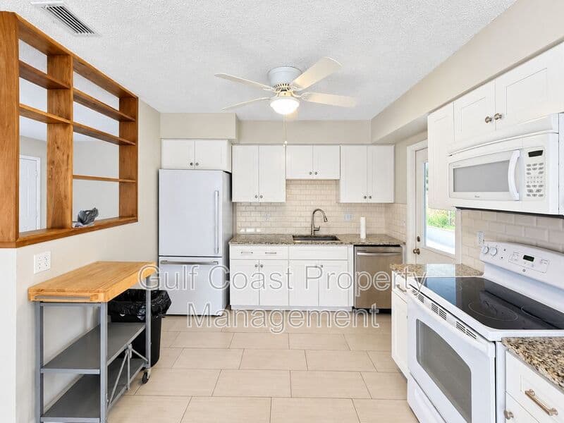 Bradenton House: 5811 18th Street West