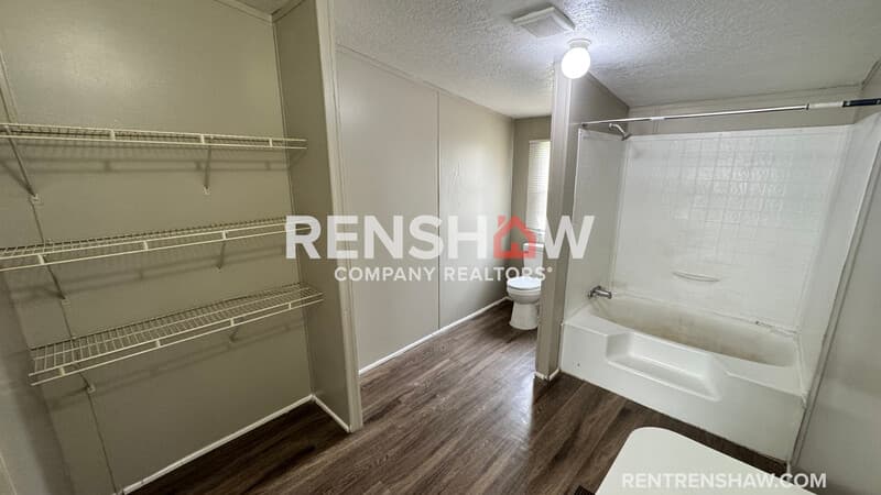 Memphis House: 288 W Brooks Rd