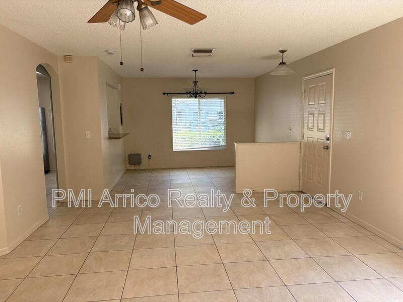 Tampa Townhome: 7430 E Bank Dr