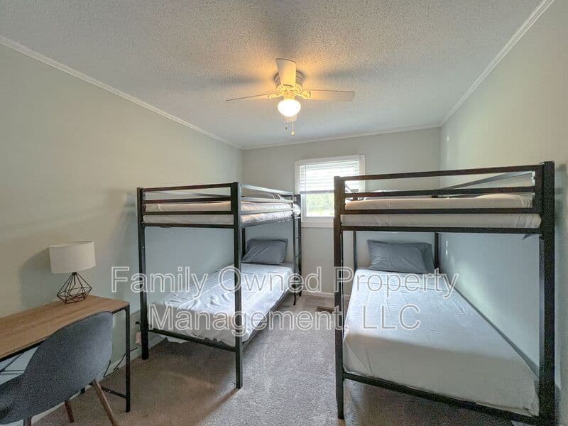Summerville House: 806-B N Magnolia St