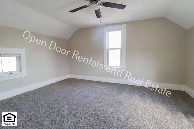 Auburn House: 1327 S Cedar St