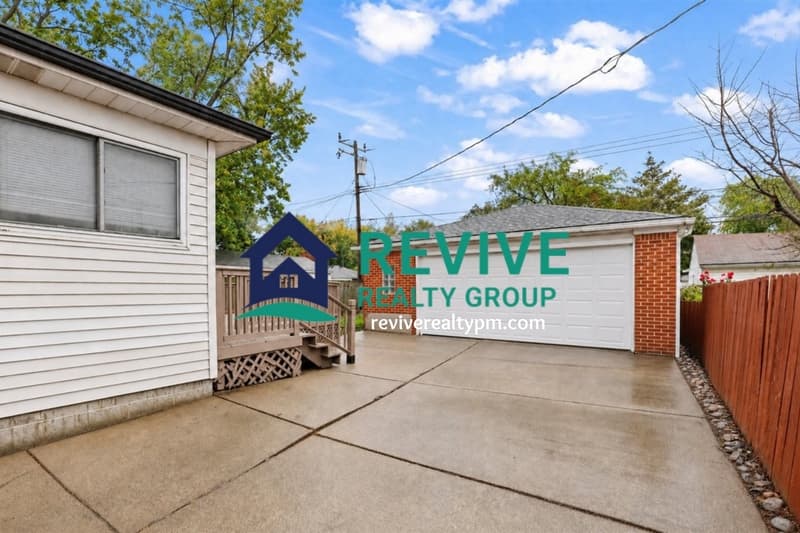 Roseville House: 28059 Floral Street