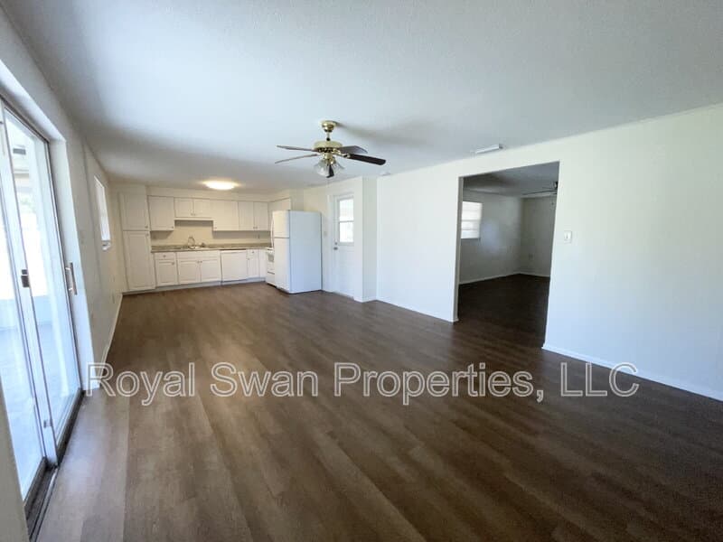 Lakeland House: 303 Thornwood Way