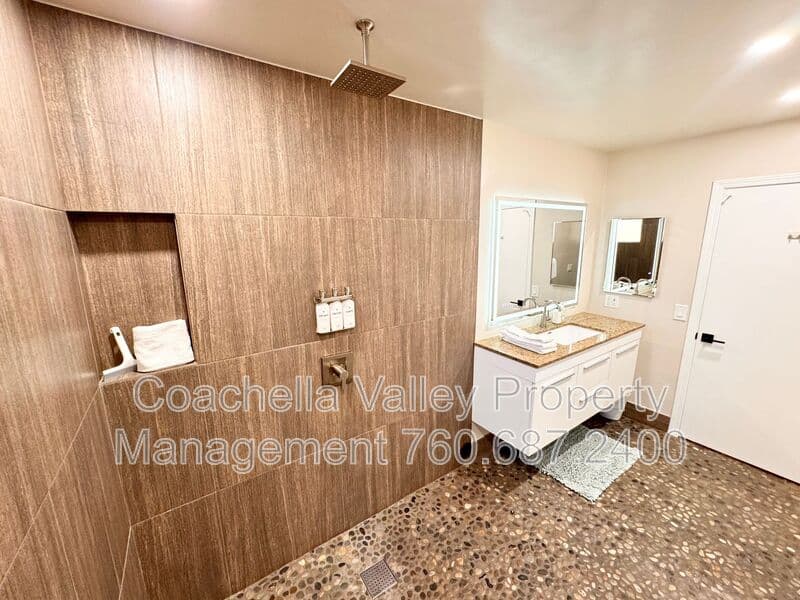 Palm Springs House: 2004 N San Antonio Rd