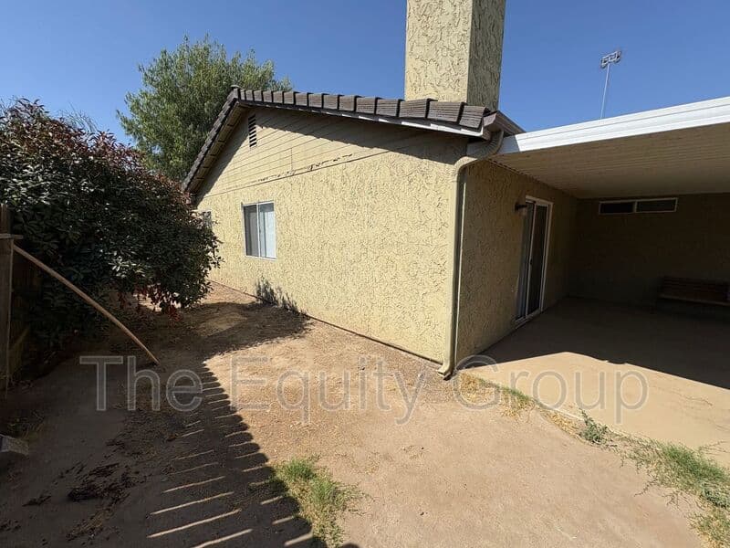Visalia House: 2324 West Delta Ave