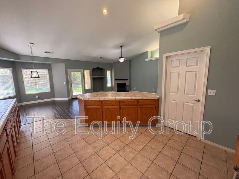 Visalia House: 2643 West Oakridge Ave