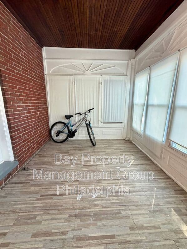 Collingdale House: 7 Rhodes Ave