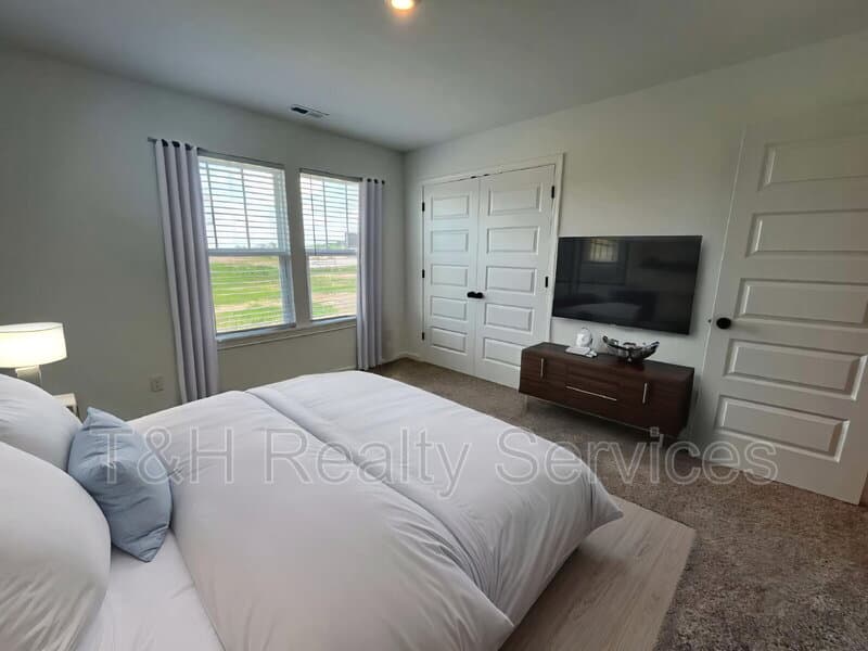 Plainfield House: 9275 Loyola Way