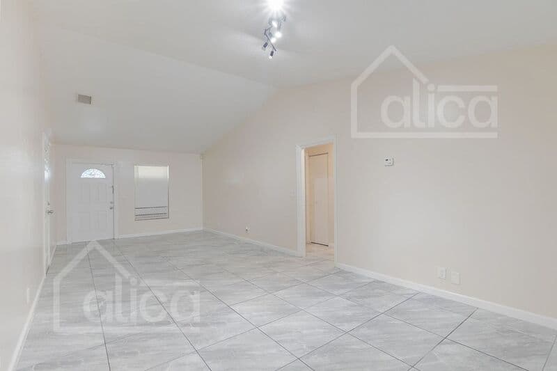 Riviera Beach House: 742 W 6th St
