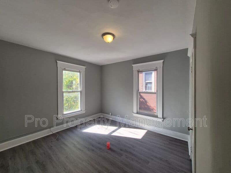 New Haven House: 1644 - 1646 Chapel Street