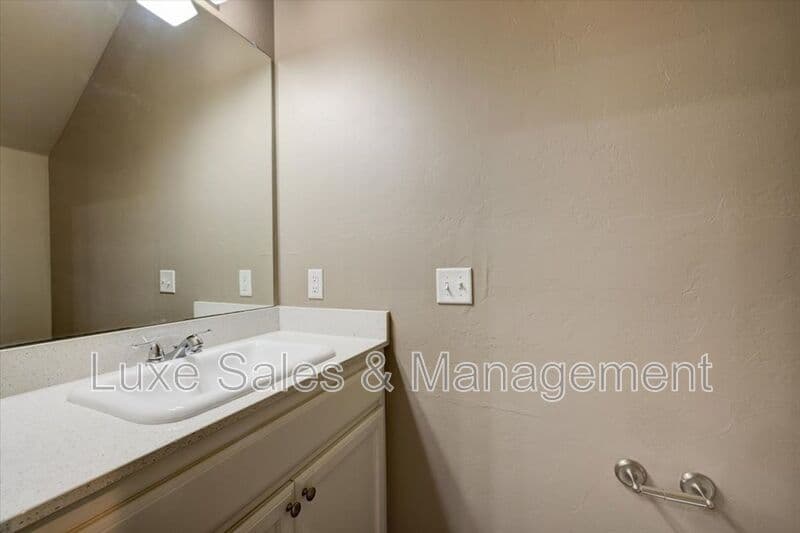 Moore House: 799 SW 14th St
